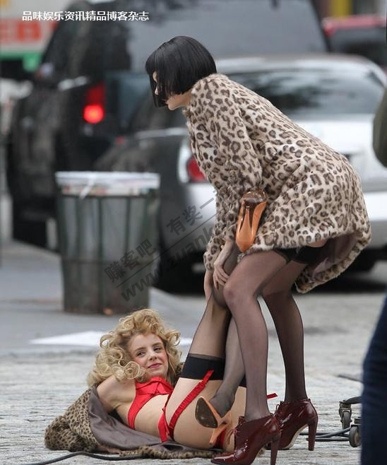 高清:<em>街头</em>比基尼靓妹互殴,<em>胸罩</em>裤衩乱飞,尼玛太