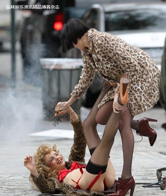 高清:<em>街头</em>比基尼靓妹互殴,<em>胸罩</em>裤衩乱飞,尼玛太