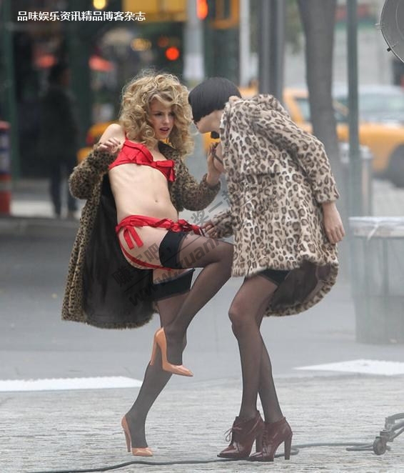 高清:<em>街头</em>比基尼靓妹互殴,<em>胸罩</em>裤衩乱飞,尼玛太