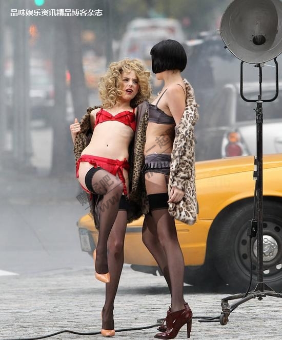 高清:<em>街头</em>比基尼靓妹互殴,<em>胸罩</em>裤衩乱飞,尼玛太