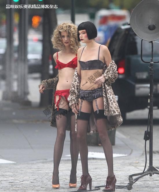 高清:<em>街头</em>比基尼靓妹互殴,<em>胸罩</em>裤衩乱飞,尼玛太