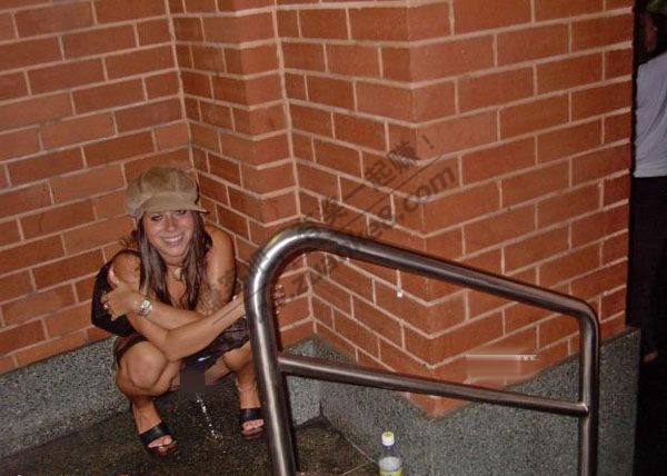 高清:<em>街头</em>比基尼靓妹互殴,<em>胸罩</em>裤衩乱飞,尼玛太