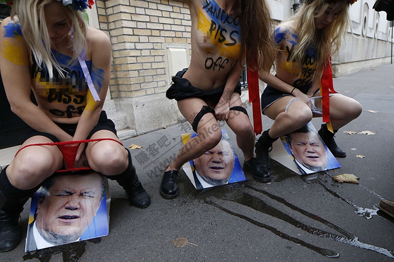 高清:<em>街头</em>比基尼靓妹互殴,<em>胸罩</em>裤衩乱飞,尼玛太