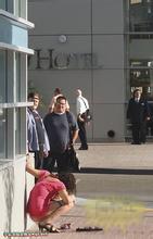 高清:<em>街头</em>比基尼靓妹互殴,<em>胸罩</em>裤衩乱飞,尼玛太