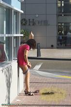 高清:<em>街头</em>比基尼靓妹互殴,<em>胸罩</em>裤衩乱飞,尼玛太