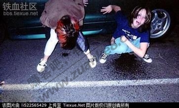 高清:<em>街头</em>比基尼靓妹互殴,<em>胸罩</em>裤衩乱飞,尼玛太