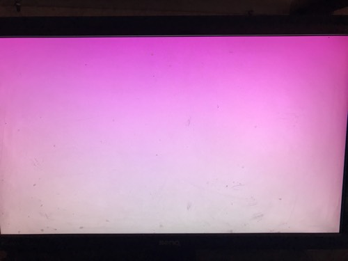 电脑突然红屏是什么回事呀。开机没问题打开软