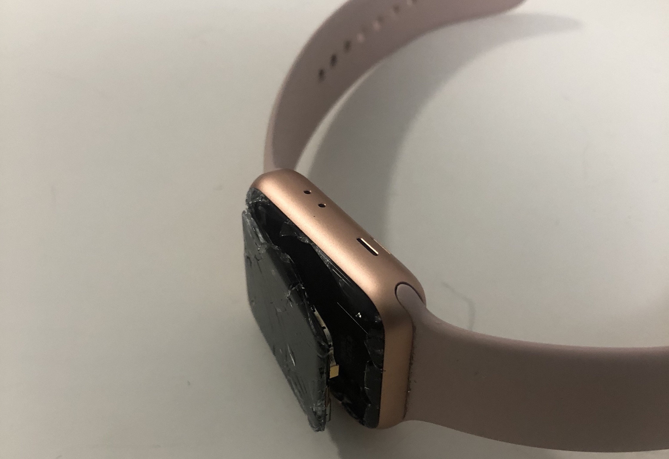 iWatch3不小心从包里拿出来的时候掉地上-屏幕碎了-心累-惠小助(52huixz.com)