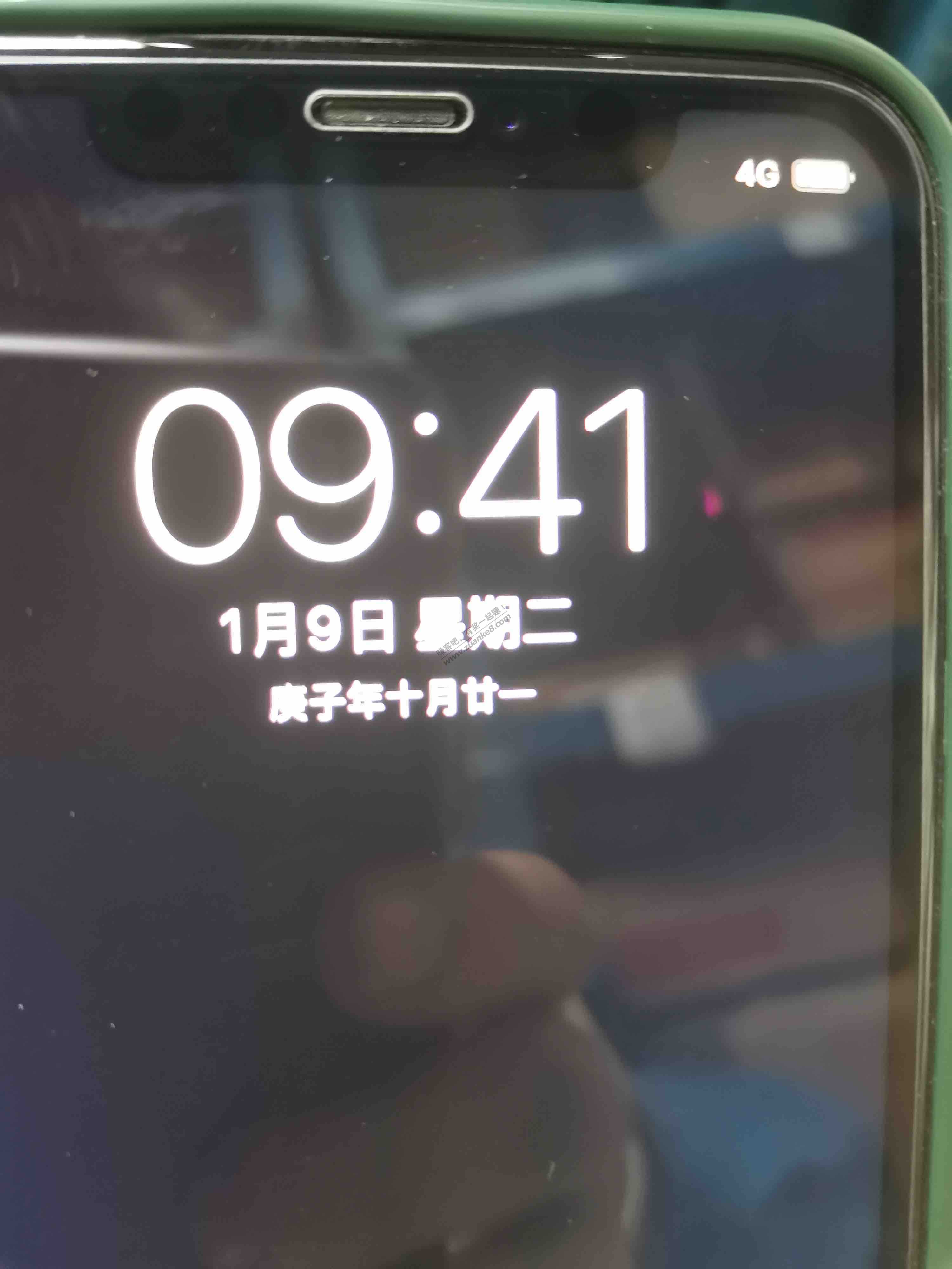 无意中发现手机屏幕在纯黑背景下有个大坏点-能保修不-iPhone11-惠小助(52huixz.com)