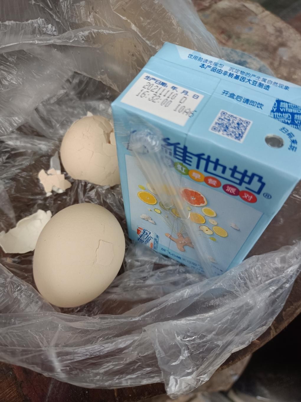 打工人的早餐-自己煮3个鸡蛋买上一瓶豆奶-生活艰苦-惠小助(52huixz.com)